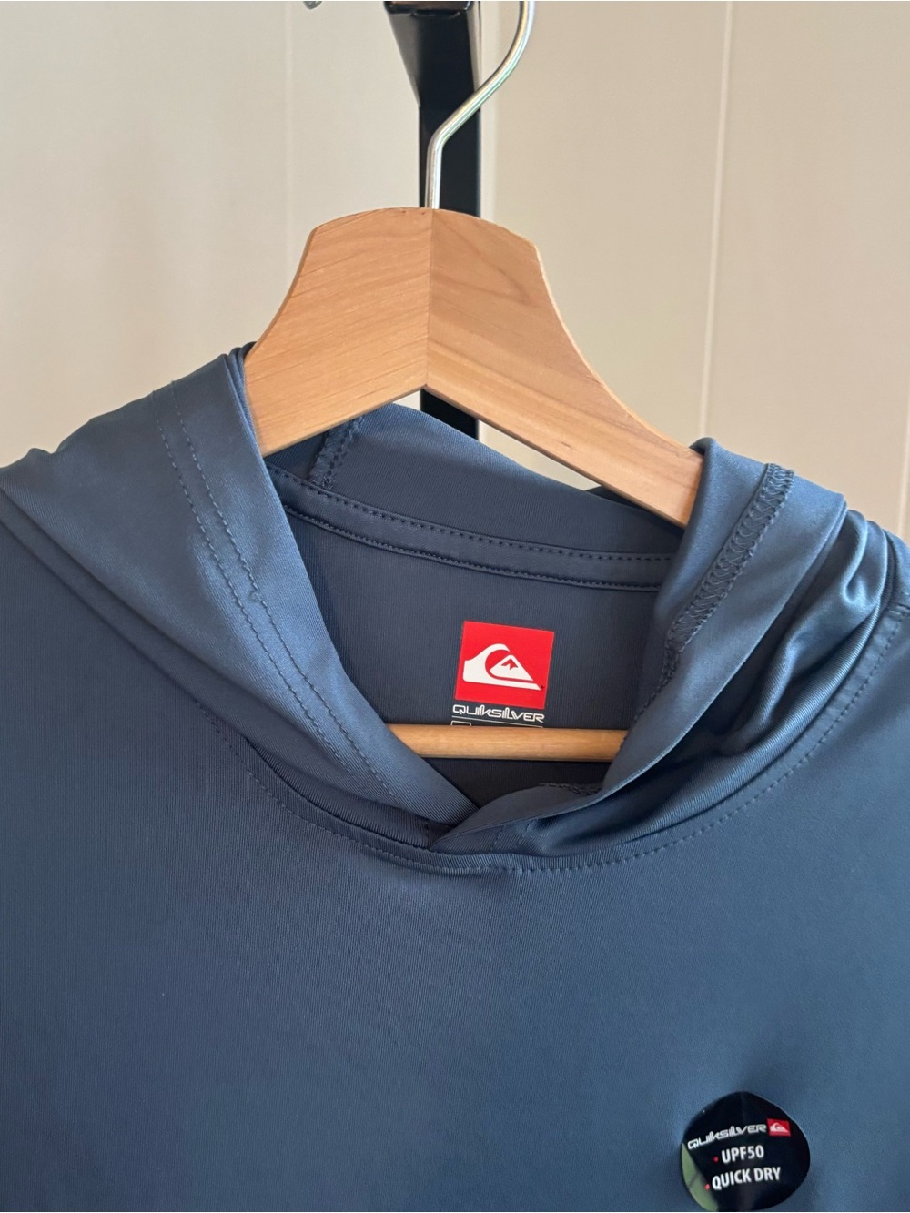 Quiksilver Long Sleeve Hooded Surf Shirt Blue UPF 50+ Mens S NWT Swim